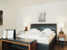 Hotel Lauterbad im Schwarzwald - Doppelzimmer mit Holzboden